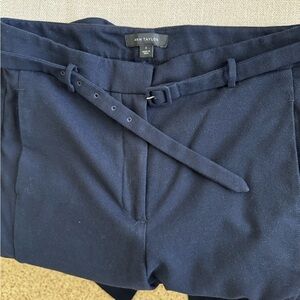 Super flattering Anne Taylor wide leg pant perfect for business dress at work.